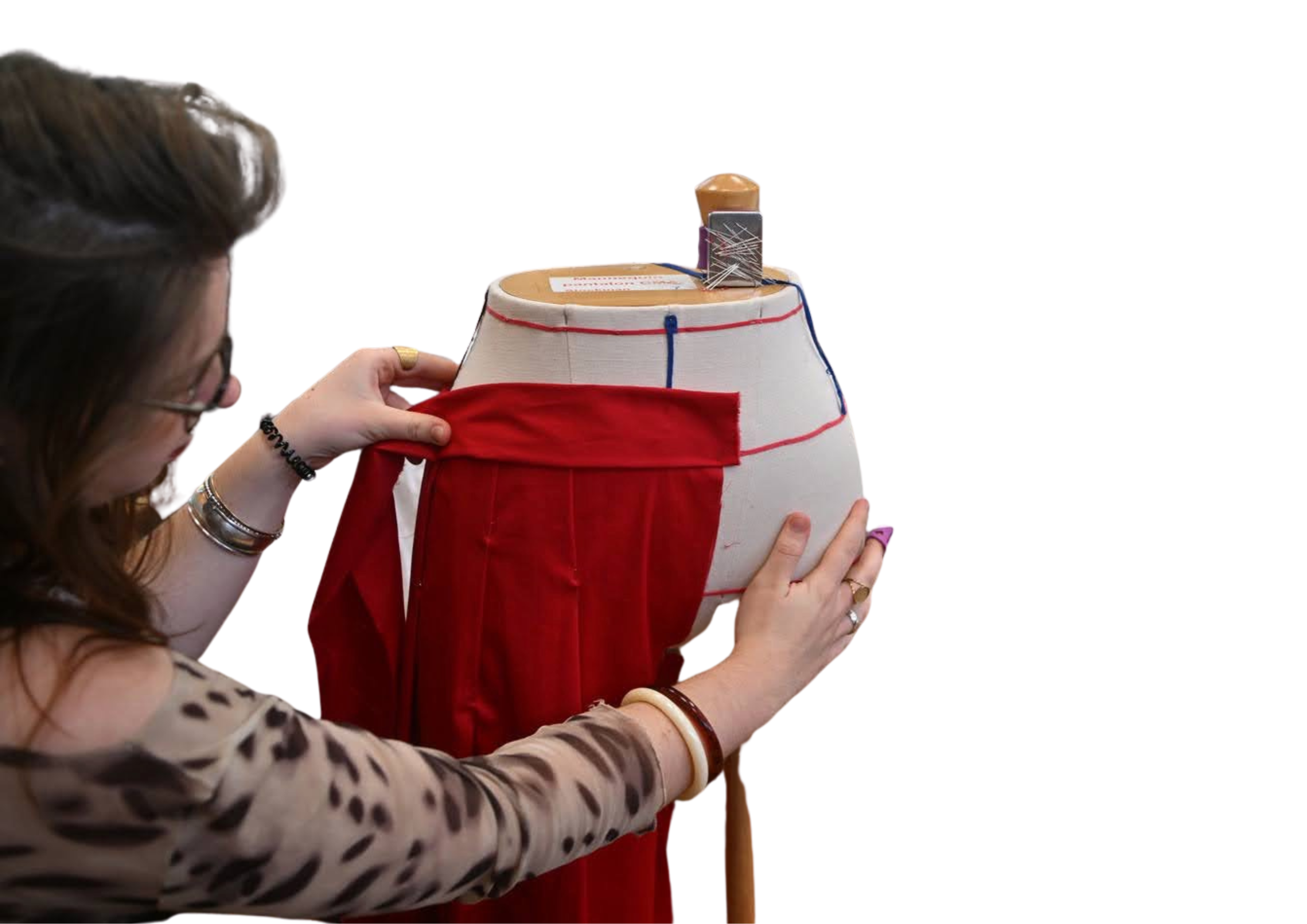 Essayage et ajustement d’un vêtement sur mannequin